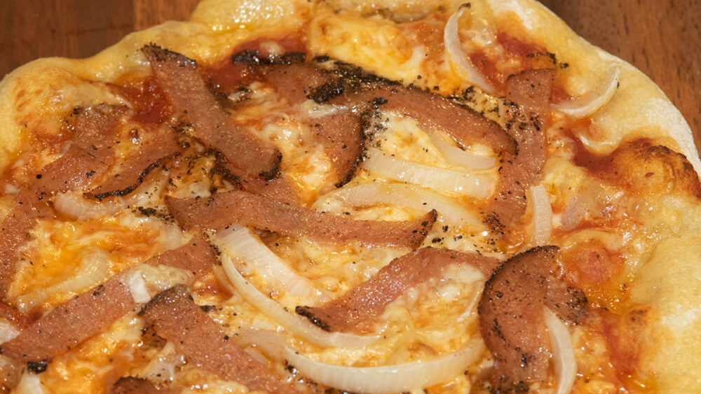 Våra goda salamipizza
