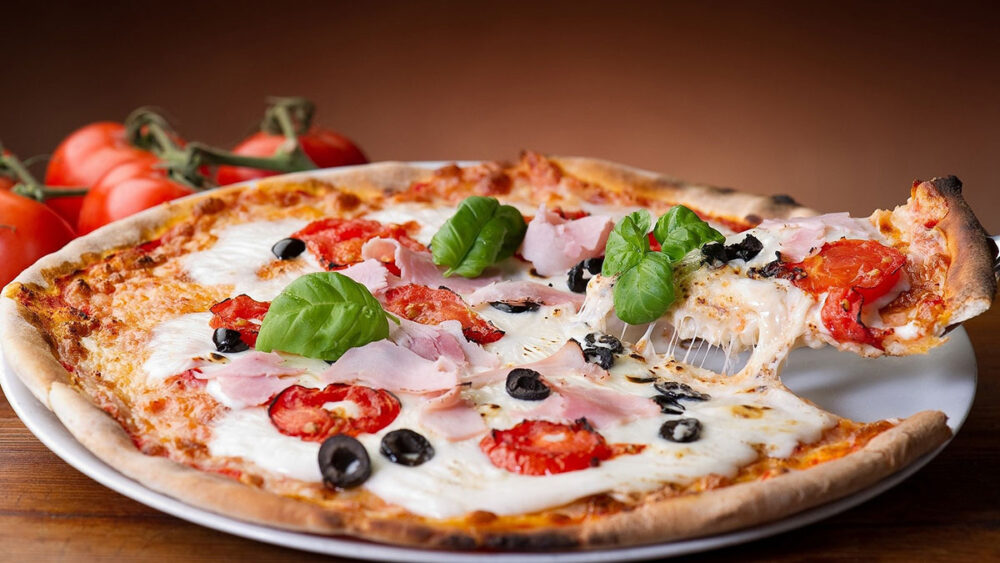 När ska man lägga på pizzasåsen – direkt eller på förgräddad botten?