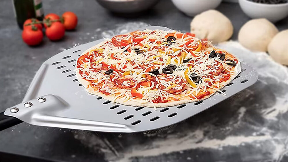 Varför fastnar pizzan på spaden?