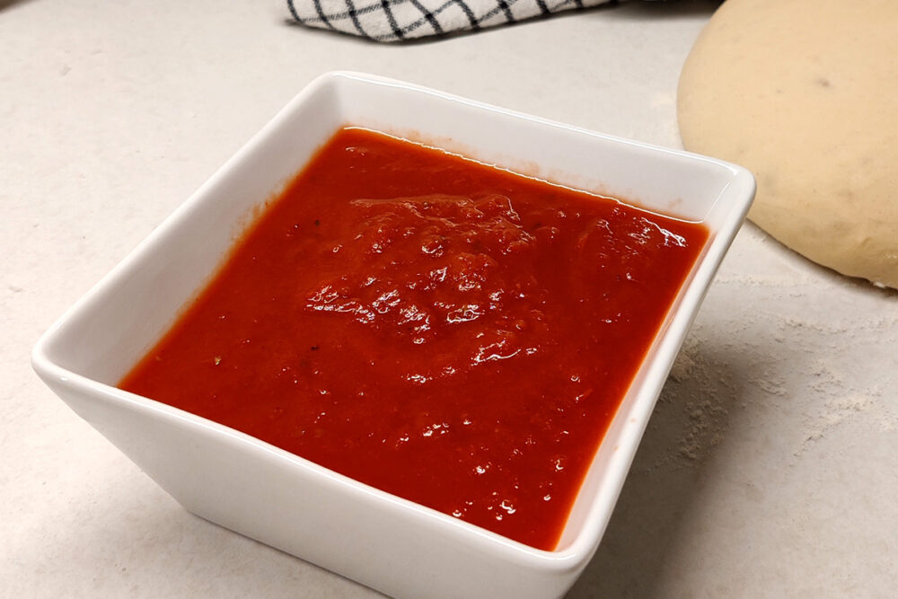 Att göra egen tomatsås är enkelt och billigt