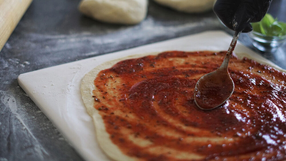 Lagom mängd sås på en pizza är en grundpelare för ett gott resultat