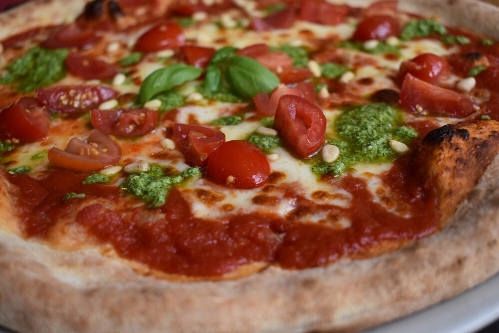 Napolitansk pizza med lite pesto och tomater