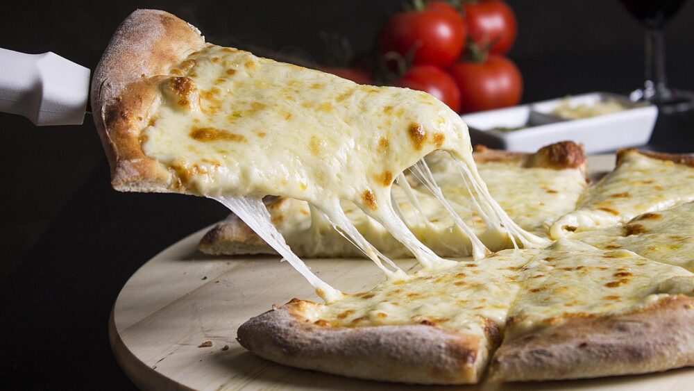 Pizza med rikligt med ost