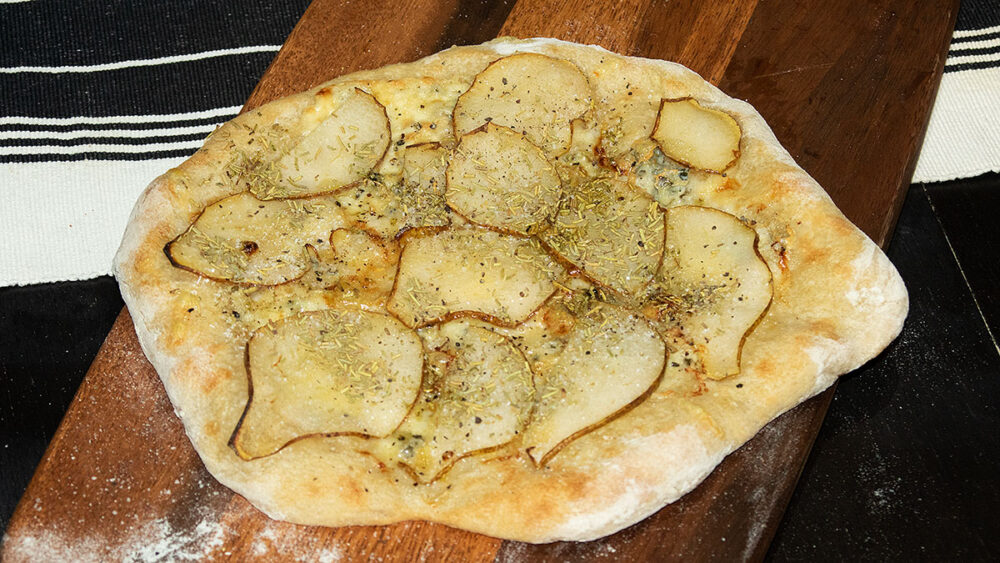 Pizza innan den blir snittar - Här är det päron och ädelost