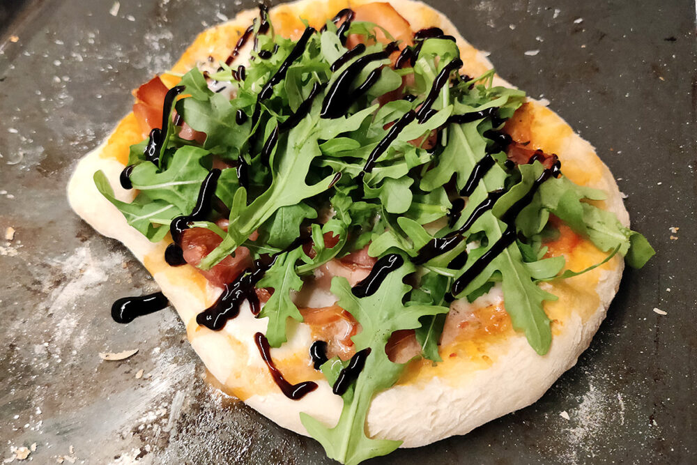 Pizza med lufttorkad skinka, rucola och crema di balsamico