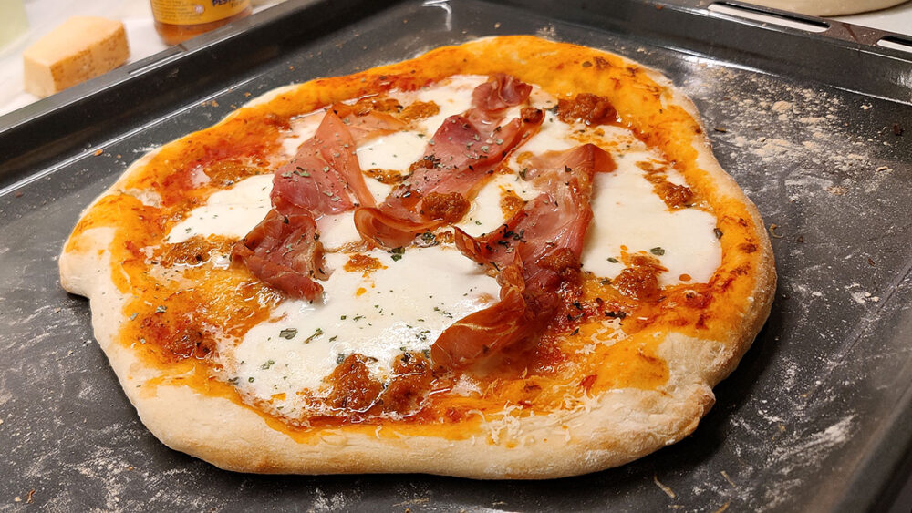 Lyxig pizza med lufttorkad skinka och röd pesto - pizzarecept