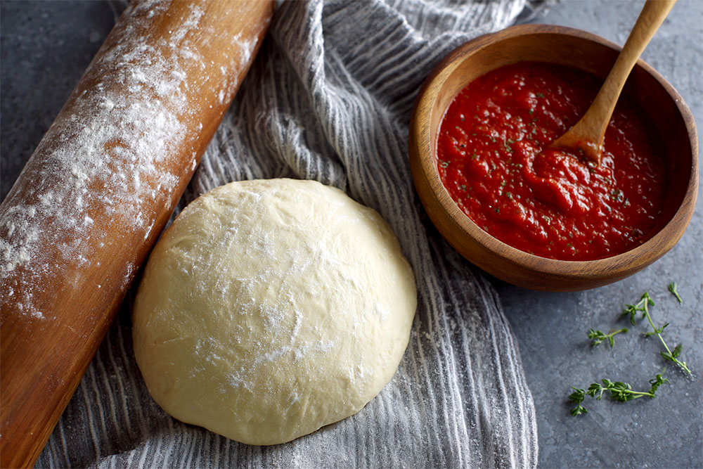 Enkel och snabb pizzadeg och pizzasås