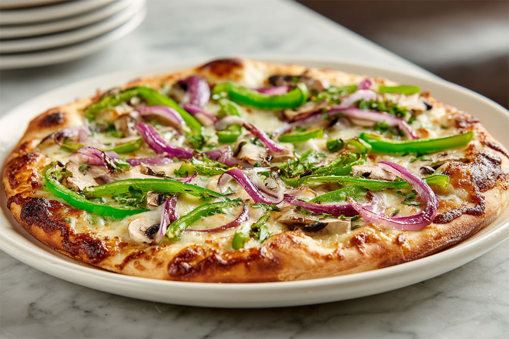 Vegansk pizza med grönsaker (paprika, rödlök, champinjoner)